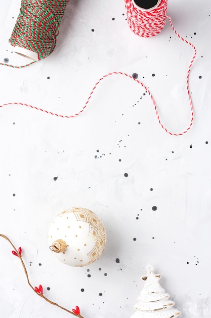 Grauer Weihnachtshintergrund mit Dekorkranz und Weihnachtsbaumkugeln flach Kopienraumhintergrund