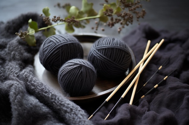 Foto graues garn und stricknadeln stricken eines fadenballs hobby
