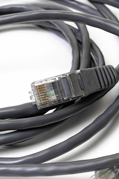 Graues Kabel für Internetverbindung auf weißem Hintergrund