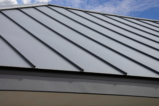 Graues Metalldach auf Himmelhintergrund