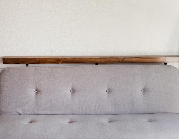 Graues modernes Sofa mit Holzregal