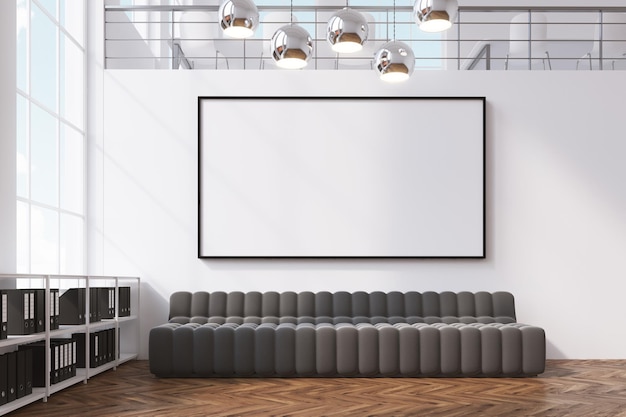 Graues Sofa und ein Whiteboard