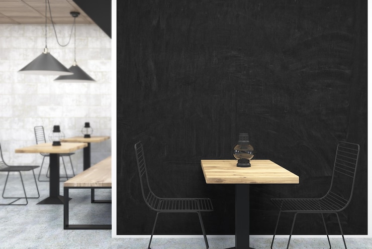 Foto graues wandcafé-interieur mit einem großen schwarzen wandfragment in der mitte, einem tisch mit einer flasche in der nähe und alten öllampen auf quadratischen holztischen. 3d-rendering-mockup