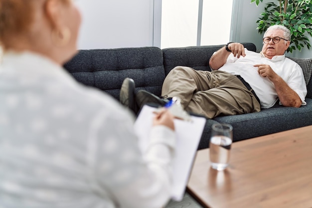 Grauhaariger Mann mittleren Alters, der eine Psychologiesitzung in der Psychologieklinik hat