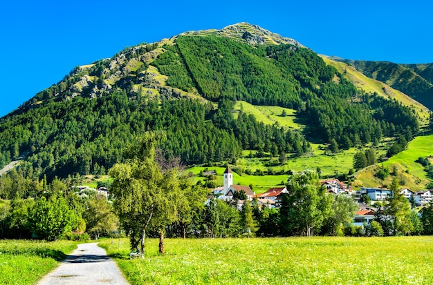 Graun im Vinschgau ou Curon Venosta, uma cidade no Lago Reschen no Tirol do Sul, Alpes italianos