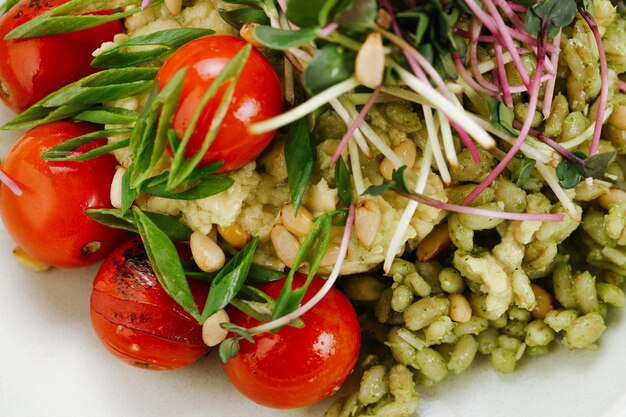 Graupengericht mit Kirschtomaten und Microgreens Diätmenü