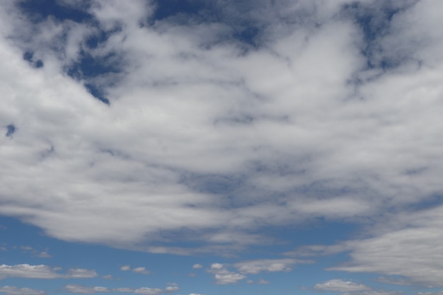 grauweiße flauschige Wolken am blauen Himmel