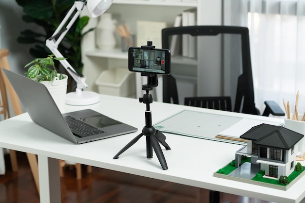Gravação de arquitetura de equipamento por smartphone em pé em mesa branca Gusher