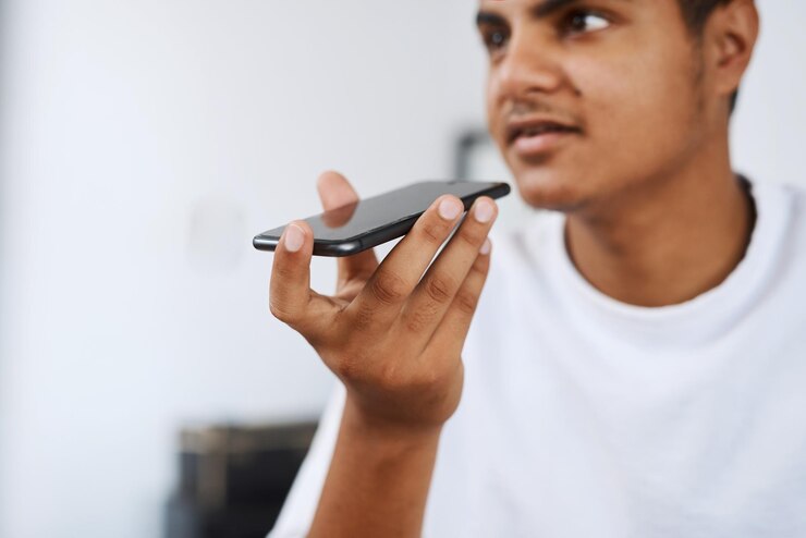 Foto gravação de chamadas telefônicas e comunicação com homem falando para voz para texto chatbot assistente e orador ai tecnologia de fala áudio e dicção com pessoa em casa para software virtual e rede