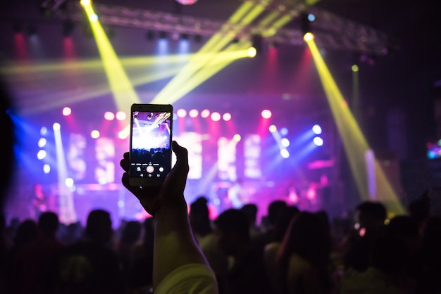 Gravação de vídeo do concerto no telefone de um smartphone.