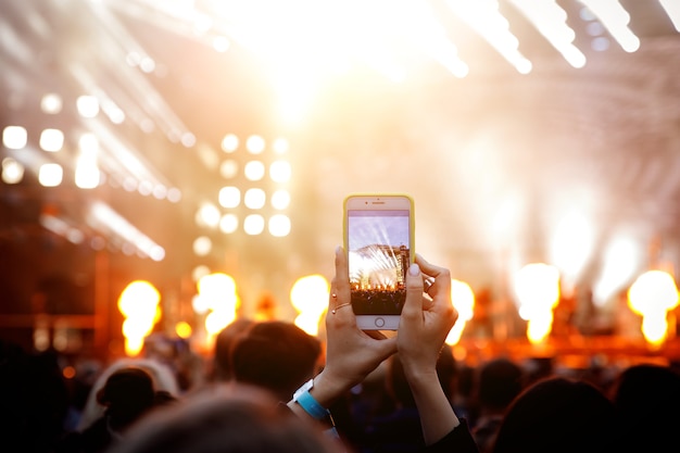 Gravação de vídeo ou foto em um show. smartphone nas mãos.