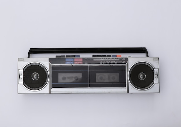 Gravador de cassete de rádio estéreo portátil retro desatualizado dos anos 80 no fundo branco. Vista do topo