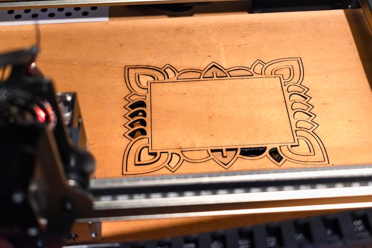 Foto gravagem e corte a laser utilizando o conceito de reciclagem de madeira recuperada