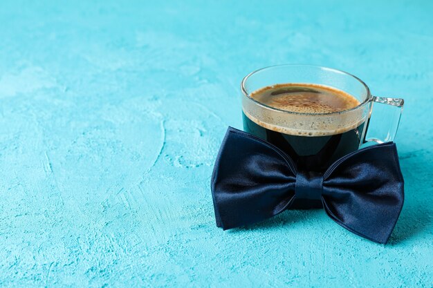 Gravata azul e xícara de café na cor de fundo, espaço para texto