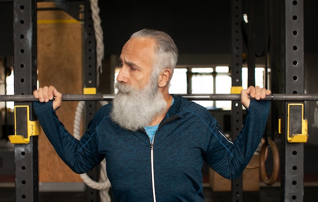 Grave hombre mayor con barba disfruta de un estilo de vida deportivo