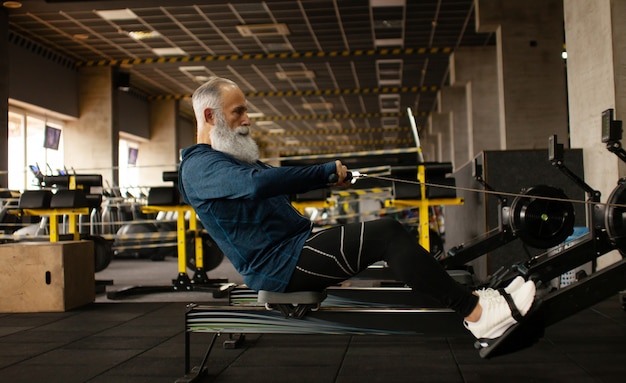 Grave hombre mayor con barba disfruta de un estilo de vida deportivo