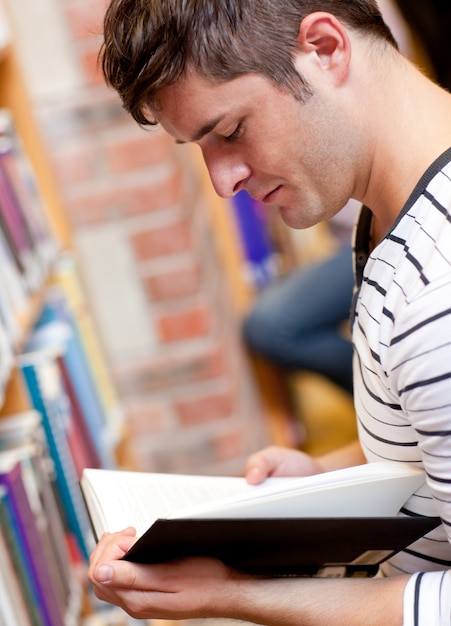 Grave joven leyendo un libro