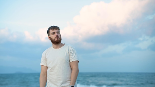 Grave joven en la playa verano mar con barba