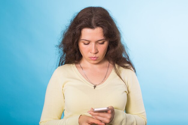 Foto grave mujer adulta en una blusa casual