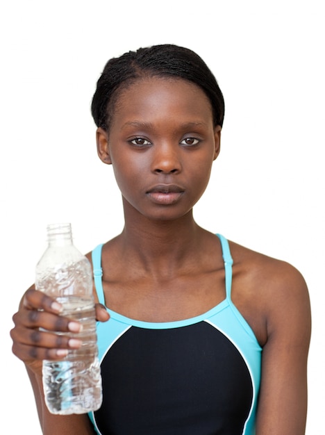 Grave mujer sosteniendo una botella de agua