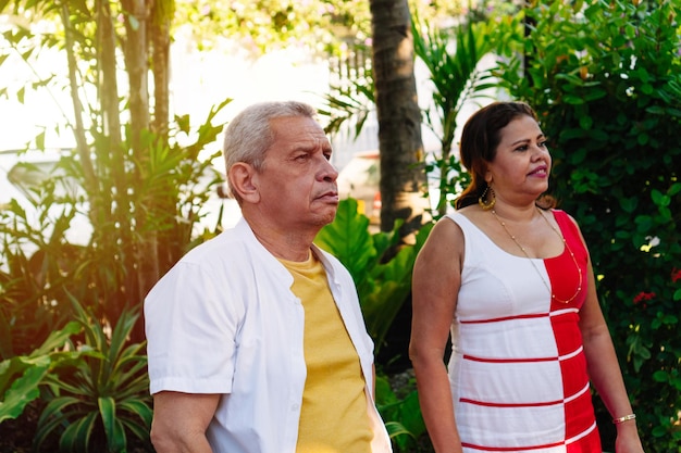 Grave pareja de ancianos en el parque