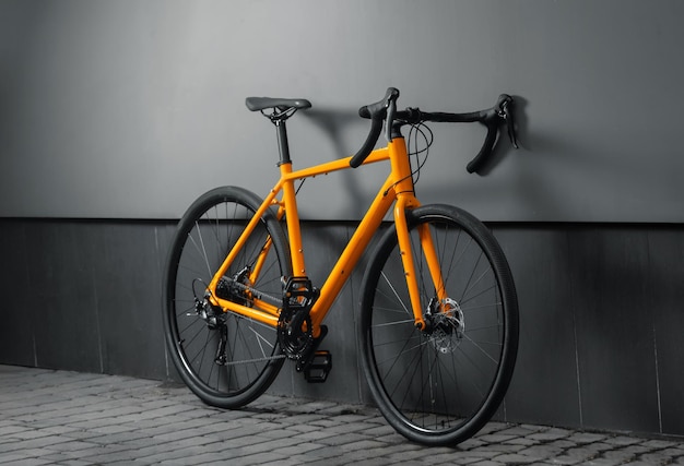 Gravel bike Orange bike para ciclismo cross country em fundo cinza