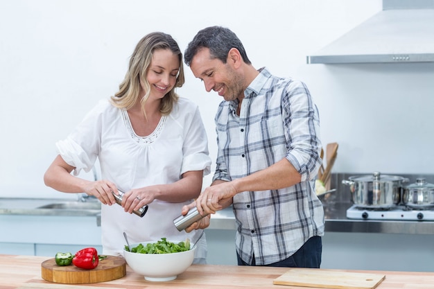 Grávida, par, preparar, salada, em, cozinha