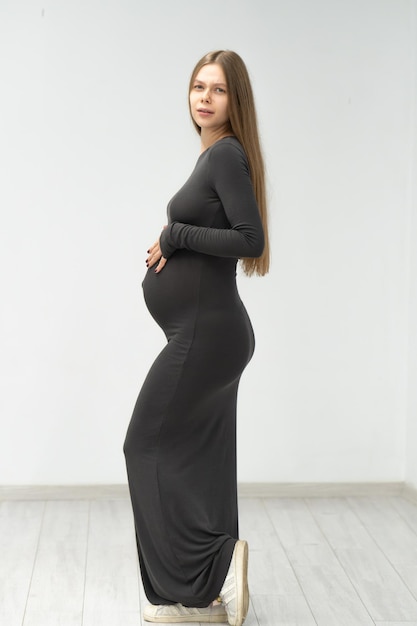 Grávida vestido de barriga maternidade menina mãe positivo fundo preto grávida maternidade feminina