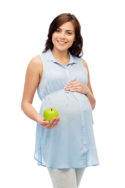 gravidez, alimentação saudável, conceito de comida e pessoas - mulher grávida feliz segurando maçã verde sobre fundo branco