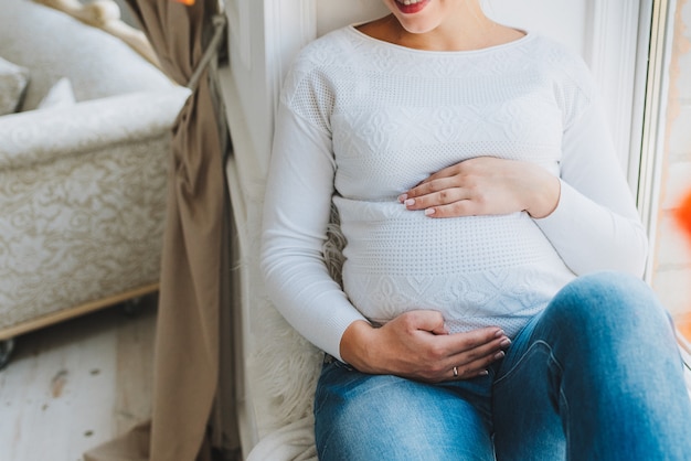 Gravidez e esperando um bebê, mulher grávida caucasiana