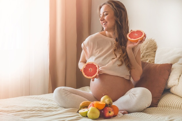 Gravidez e nutrição orgânica saudável. Gravidez e toranja