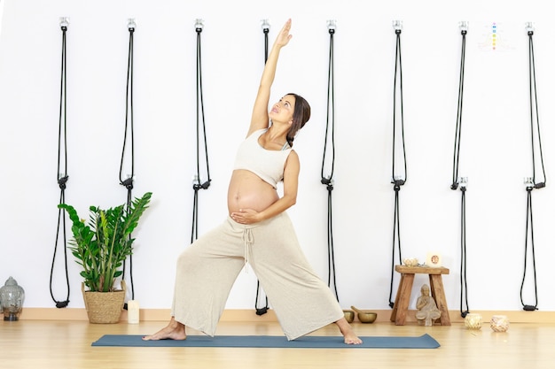 Gravidez Yoga Jovem praticando Yoga em casa