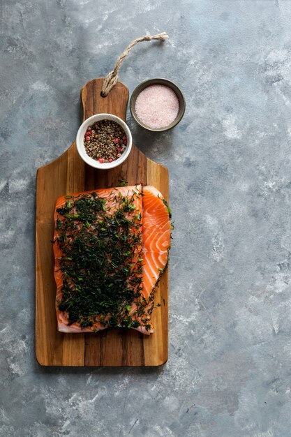 Foto gravlax o gravlaks es un plato nórdico que consiste en salmón crudo, curado en sal, azúcar y eneldo.