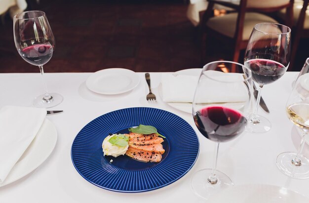 Foto gravlax sueco casero con ensalada de remolacha y salsa de rábano picante