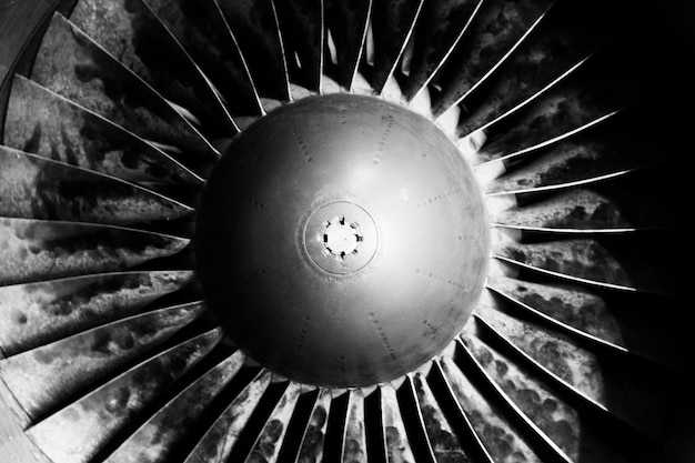 Grayscale-Close-up eines klassischen Militärflugzeug-Jet-Motors