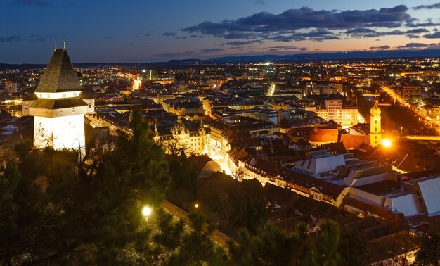 Graz-Stadtnacht-Draufsicht mit beleuchteten Gebäuden Österreich.