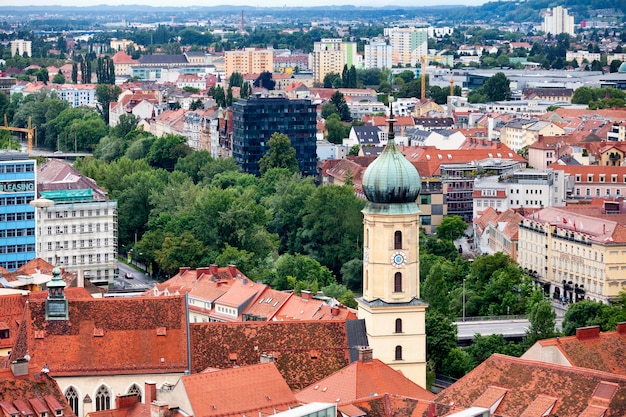 Graz Áustria 28 de maio de 2019 Vista aérea da Igreja Franciscana austríaca Franziskanerkirche Graz no centro da cidade