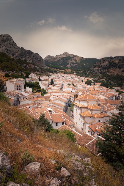 Grazalema, una de las famosas ciudades blancas de la región de Cádiz en Andalucía, España.