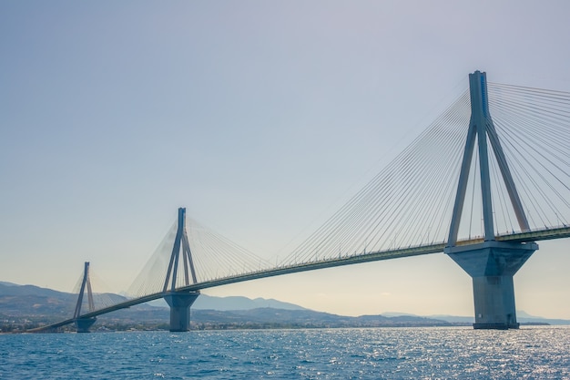 Grécia. Altos postes da ponte de cabo Rion Antirion sobre o Golfo de Corinto em tempo ensolarado. Vista inferior