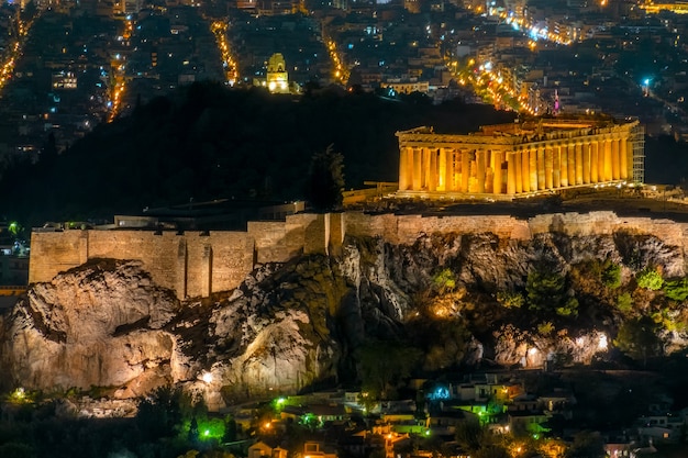Grecia. atenas. noche de verano. acrópolis iluminada y luces de la ciudad.