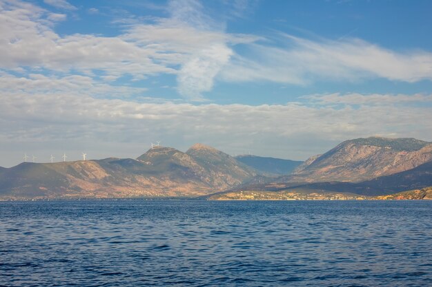 Grécia. costa ensolarada do golfo de corinto. muitos parques eólicos no topo das colinas