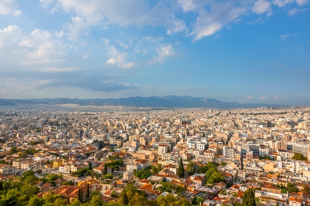 Grécia. Dia ensolarado de verão em Atenas. Muitos telhados