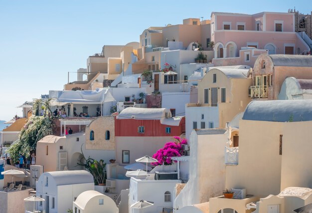 Grecia. Día soleado de verano en la caldera de Santorini. Balcones y casas coloridas en Oia