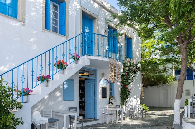 Grécia Ilha de Folegandros Praça Chora Mesas e cadeiras tradicionais de taberna ao ar livre