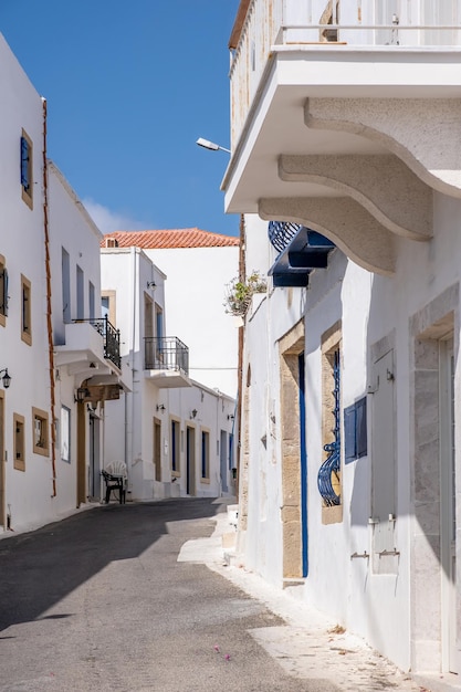 Grécia Ilha de Kitira Rua estreita vazia na cidade de Chora Edifício tradicional de parede de cor branca