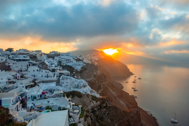 Grécia. Ilha de Santorini. Casas brancas na Ilha de Santorini. Iates e catamarãs. nascer do sol