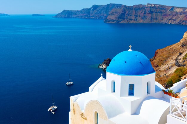Grécia, ilha de santorini. paisagem com igreja grega branca na costa à beira-mar