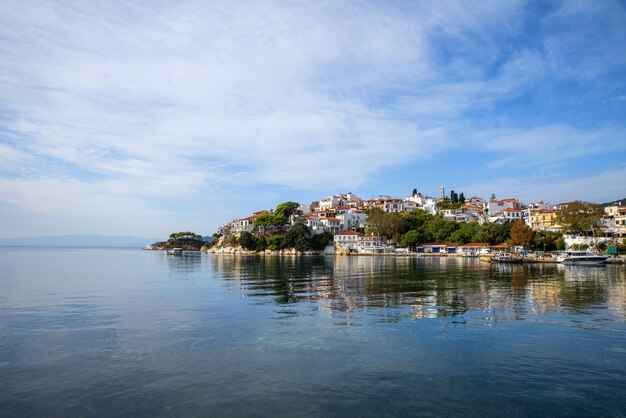 Grécia, ilha de Skiathos, a bela cidade de Skiathos.