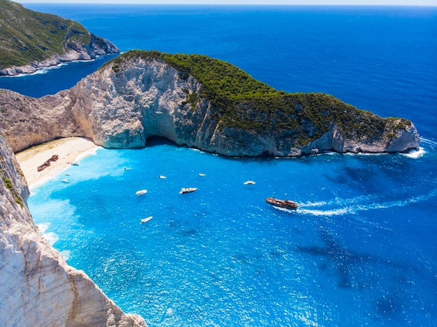 Grécia. Ilha de Zaquintos. Vista superior da praia de Navagio (praia do naufrágio)