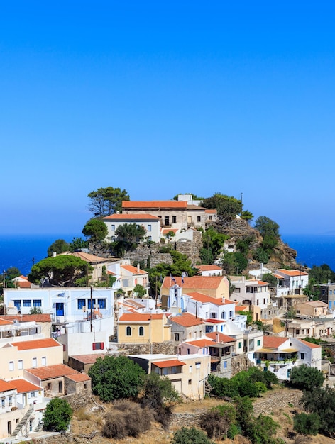 Foto grecia isla de kea tzia ciudad capital ioulis fondo del cielo azul